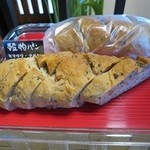 Kohikan Hana Ichi Momme - 軽食用に自家製パンが置いてあります