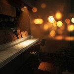 野菜家さい - 【五感で味わう、ライブ感あふれる特等席】目の前で一皿が仕上がる音や香りを愉しめる、広々としたカウンター席。お一人でゆっくりとグラスを傾ける夜も、大切な方と肩を並べて語らうひとときも、木の温もりが優しく包み込みます。店主との何気ない会話や、選び抜かれたスペインワイン、そして和歌山の旬を凝縮した料理。日常の喧騒を離れ、美食に浸る濃密な時間をお過ごしください。