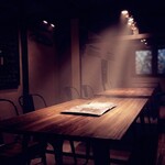 野菜家さい - 【木の温もり、語らう歓び】最大28名様まで一堂に会せる、開放感あふれる団体用テーブル。木を基調とした落ち着いた空間は、大切な方々との距離を縮め、心地よい一体感を醸成します。余計な装飾を削ぎ落とし、和歌山の旬を囲む「食」の楽しさを主役に据えた潔い構成。貸切ならではの贅沢なプライベート感の中で、本場スペインの薫香と豊かなワインに酔いしれる、至福の宴を。