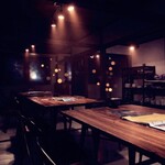 野菜家さい - 【広がる笑顔、賑わいの特等席】最大28名様まで、一堂に会して美食を囲める広々とした団体用テーブル。木の温もりが心地よい開放的な空間は、会社の宴会やご友人との集まりを一層華やかに演出します。和歌山の豊かな旬野菜をふんだんに使ったスペイン料理を大皿で分かち合い、グラスを酌み交わす至福のひととき。15年愛され続けるこの場所で、大切な仲間と心ゆくまで語らう贅沢な宴を。