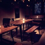 野菜家さい - 【2名様から団体様まで。シーンに寄り添う温かな空間】木の質感を大切にした店内は、テーブルのレイアウト次第で少人数のデートから最大28名様の貸切パーティーまで柔軟に対応いたします。和歌山の豊かな食材を囲み、大切な仲間と肩を並べて語らうひととき。肩肘張らない居心地の良さと、本場スペインの活気が溶け合う場所で、心ゆくまで美食とワインの余韻をお楽しみください。