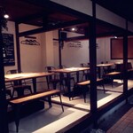 野菜家さい - 【最大28名様まで。一体感あふれる寛ぎの宴】木の質感を活かした温もりある空間に、ゆったりと配置された団体用テーブル。大人数での集まりでも、全員の顔が見渡せる一体感が魅力です。和歌山の豊かな旬野菜をふんだんに使ったスペイン料理を大皿で囲み、賑やかにグラスを酌み交わす至福のひととき。15年愛され続けるこの場所で、大切な仲間と肩を並べて語らう、特別な夜をお過ごしください。