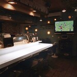 野菜家さい - 【ライブ感に酔いしれる、大人の特等席】目の前で一皿が仕上がる様子を五感で楽しめる、全6席の広々としたカウンター。お一人様で静かにグラスを傾ける夜も、大切な方と肩を並べて語らうひとときも、木の温もりが優しく包み込みます。調理の音、香ばしい薫香、そして店主との何気ない会話。和歌山の豊かな旬野菜と厳選されたスペインワインが織りなす、至高の時間を心ゆくまでお楽しみください。