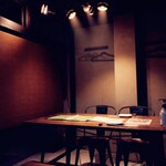 野菜家さい - 【上質なプライベート感、語らいの半個室】木の温もりに包まれた、4名様までご利用いただける落ち着いた空間。周囲の賑わいをほどよく感じながらも、大切な仲間やご家族との時間をゆったりと過ごせます。和歌山の豊かな食材を囲み、スペインの情熱が詰まった一皿を分かち合うひととき。日常を忘れて美食と会話に心ゆくまで浸る、穏やかな夜をお楽しみください。