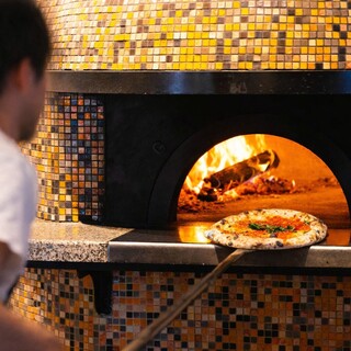 薪窯で焼く香ばしいナポリピッツァと手打ちパスタ