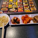 ジャガルチ市場 - おかずセルフサービス（他に白飯とサラダがある）