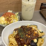 カフェ・ド・クリエ - 料理写真:タマゴサラダ(30kcal)・揚げなすとほうれん草のボロネーゼ(糖質OFF麺変更)(446kcal)・アイスジャスミンティーラテ(R)(185kcal)