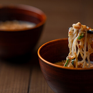 ピッツァからソウルフードの辛麺まで、充実のランチビュッフェ
