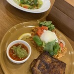 ココス - 料理写真:定番のジャンバラヤとチキン チリソースにアボガドが嬉しい