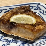 黒さわ - 2026.04.20 (月)    本日のお献立（板盛り＆かれい塩焼き＆ちくわ磯辺揚げ）　990円（税込）