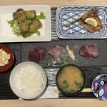 黒さわ - 2026.04.20 (月)    本日のお献立（板盛り＆かれい塩焼き＆ちくわ磯辺揚げ）　990円（税込）