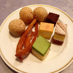 のがみ大飯店 - 2015年3月3日
      定番のゴマ団子と揚げパン