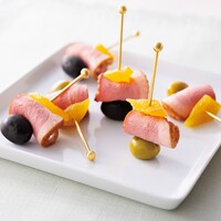 合鴨スモークとドライマンゴーのピンチョス