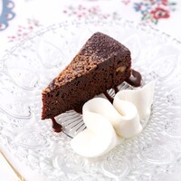 チョコケーキ ホイップクリームとともに