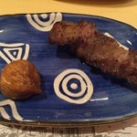 酒房しんせん - 顎下の肉を串焼き