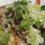 おいしい台所12カ月 - うどんには、たっぷりのひき肉、ねぎ、青梗菜がのっています