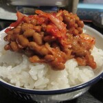 おいしい台所12カ月 - キムチ納豆をご飯にのせました