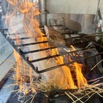日光丸食堂 - お店の入り口で藁焼きLIVE