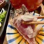 日光丸食堂 - 特製ダレにオニスラ、ニンニクを添えて食べる→最高