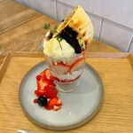 カフェ ツバキ - 苺とチーズケーキのブリュレパフェ