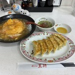 餃子の王将 - 料理写真:極王天津飯　825円(税込)
焼き餃子　341円(税込)   ※全部、揃いました