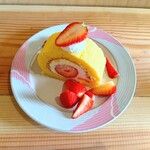 カフェ フラガリア - いちごのロールケーキ