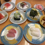 すしバリュー - 色々頼んだら次々と来て、あっという間にいっぱいに。