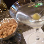 Lobstar Bar and Grill - マティーニとナッツ