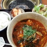 Yakinikutei Sasaki - ランチは200円でご飯、サラダ、キムチがつく