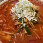 焼肉・冷麺 三千里 - 真っ赤なスープの上にたっぷり野菜と牛肉が乗ります！