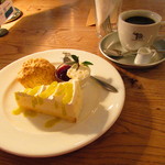 シエスタ（スコーンとレアチーズケーキ）、森のブレンド