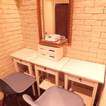 ベジーガレージ - テーブル席もございます♪お化粧直しもこちらでそうぞ！