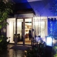 メイ - 通りに面してます