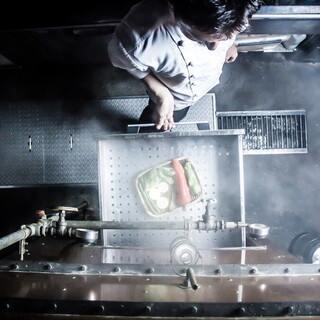 オリジナルの特製蒸し器を使用した『蒸気料理』