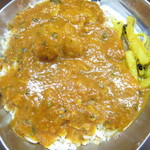 プルジャ ダイニング - チウラにチキンカレーをかけたところ