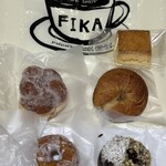 FIKA - 塩バタードーナツ 302円　グレーズドーナツ 205円　プレーンスコーン220円　ベーグルだいすきシナモン 220円　チョコモ〜モ〜ナッツ 421円
