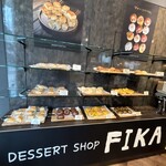 FIKA - 店の奥にはスコーン、ベーグル、惣菜パン