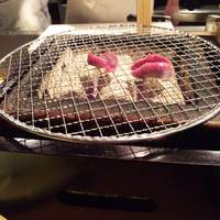 焼鶏あきら 中目黒本店 - 先に焼いちゃった砂肝と七輪