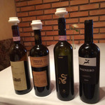 フィオッキ - 赤ワインのグラスは４種類（９００円〜２１００円）