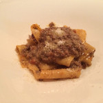 フィオッキ - パッパルデッレ　パルミジャーノチーズで仕上げる挽肉のラグーボロネーゼ