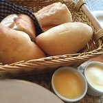 アンソレイユ - パンとバターたち。ここのオレンジバターが大好きなんです！！販売して欲しいけど、品質上無理だそうで(T ^ T)