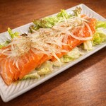 食処 居酒屋 おおとら - 大槌サーモンのカルパッチョ