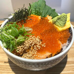 うみの食堂 - 炙りサーモンとイクラの親子丼（定食価格＋385円）