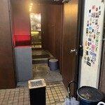 Ue CONA - 入口に灰皿あるから、よかったね