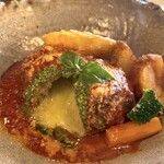 いとう料理店 - 料理写真:チーズ包みハンバーグ・トマトとバジルソースOpen