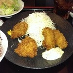 黒豚庵 - ヒレかつと広島産カキフライ定食+160円でサラダ、ドリンク付き★