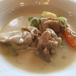 アンソレイユ - メイン料理の肉料理。鶏肉の豆乳煮込み。