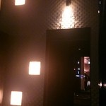 座屋 - 座屋の外観。川沿で雰囲気ある。