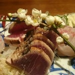 座屋 - 鰹の塩たたき、季節の梅の花を添えて