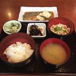 Hakata Mangetsu - 鯖味噌以外はおかわり自由
                        そしてカレーまで